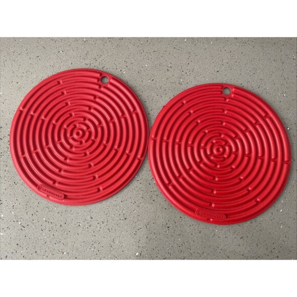 Le Creuset Silicone Pot Trivet  8" Hot Pad Cherry Red Heat Cold Resistant X2 - Picture 1 of 5